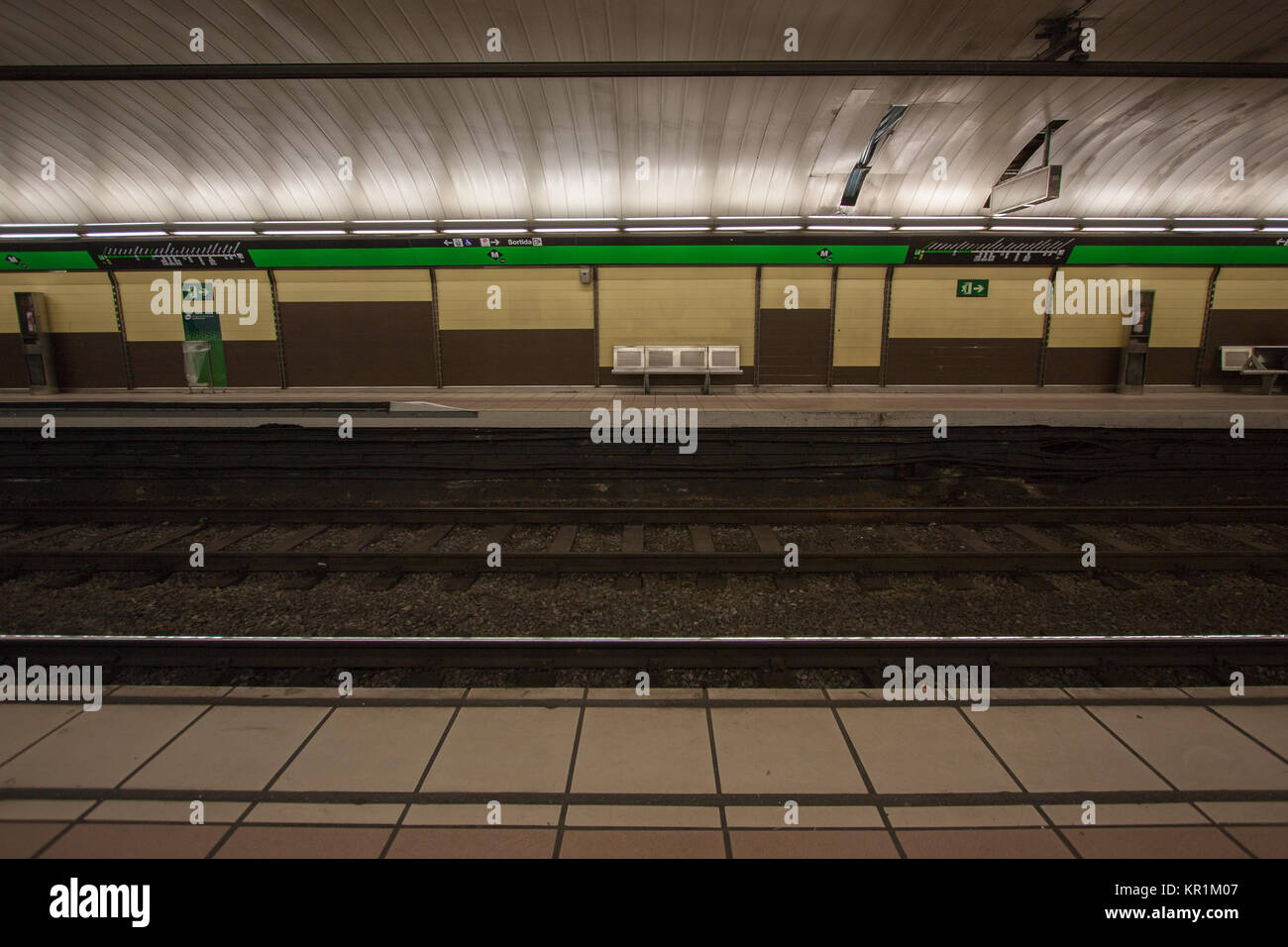 Leere U-Bahnstation in Barcelona, Spanien Stockfoto