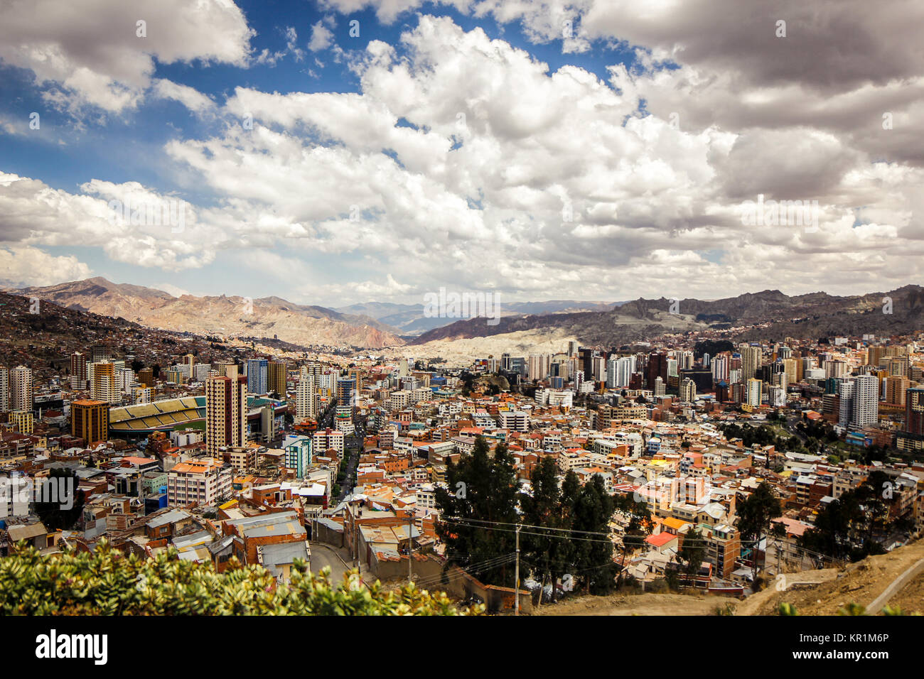 Antenne oben auf der höchsten Hauptstadt der Welt, La Paz mit seinen Wolkenkratzern und Stadthäuser in Bolivien Stockfoto