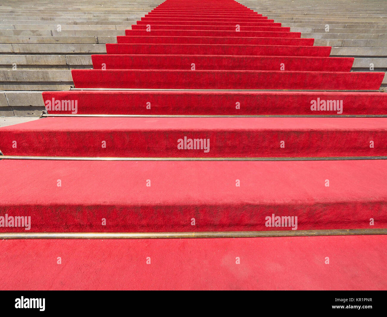 Roter Teppich auf Treppe Stockfoto