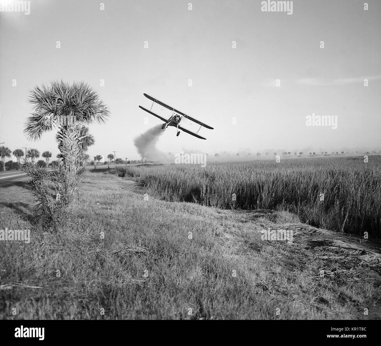 Eine Stearman bi-Plane ist ein Insektengift sprühen bei Malaria control Operations in Savannah, GA, 1973. Insektizide sind wichtig für die Prävention durch Vektorregelung. Mit freundlicher CDC. Stockfoto