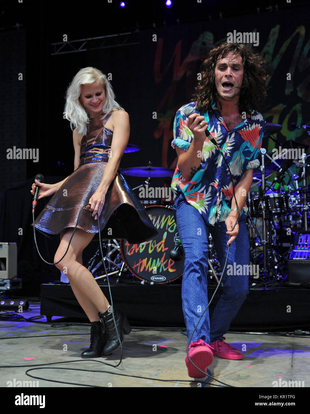BOCA RATON - 15. August: Alice Katz und Sam Martin von Youngblood Hawke an der Mizner Park Amphitheater am 15 August, 2014 in West Palm Beach, Florida: Alice Katz, Sam Martin Stockfoto