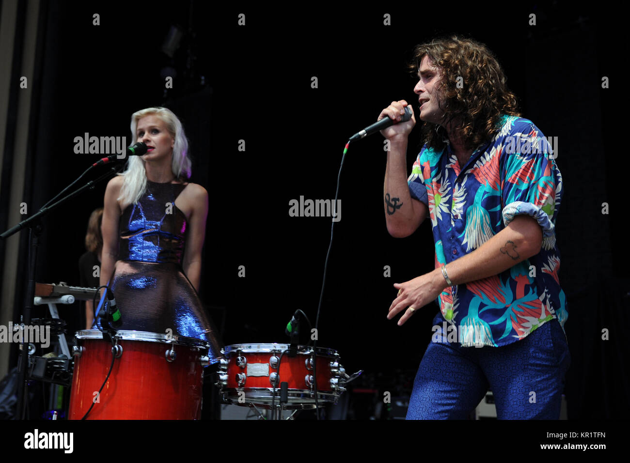 BOCA RATON - 15. August: Alice Katz und Sam Martin von Youngblood Hawke an der Mizner Park Amphitheater am 15 August, 2014 in West Palm Beach, Florida: Alice Katz, Sam Martin Stockfoto