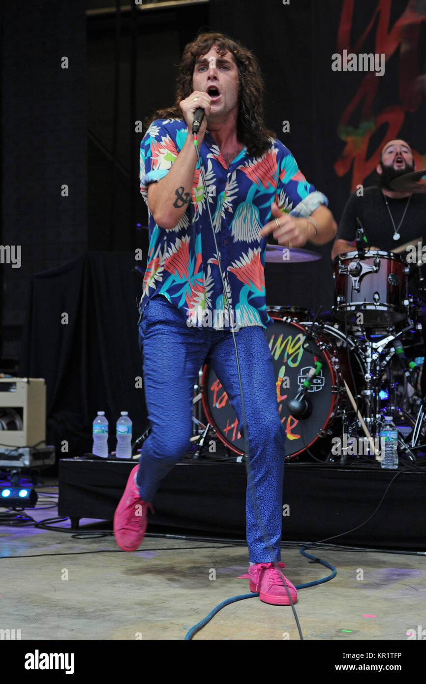 BOCA RATON - 15. August: Alice Katz und Sam Martin von Youngblood Hawke an der Mizner Park Amphitheater am 15 August, 2014 in West Palm Beach, Florida: Alice Katz, Sam Martin Stockfoto