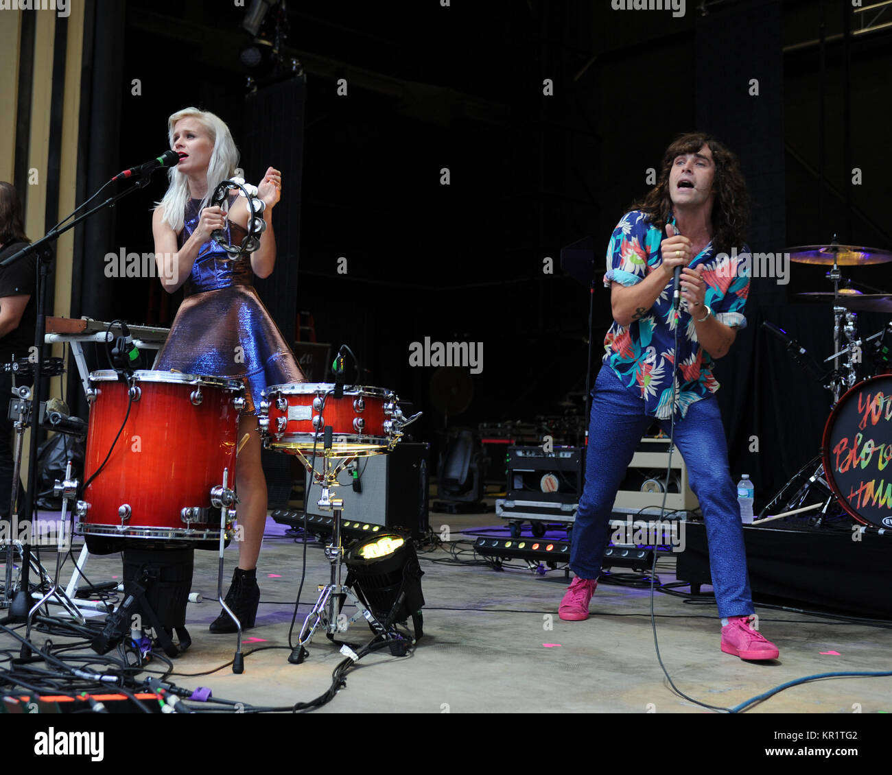 BOCA RATON - 15. August: Alice Katz und Sam Martin von Youngblood Hawke an der Mizner Park Amphitheater am 15 August, 2014 in West Palm Beach, Florida: Alice Katz, Sam Martin Stockfoto
