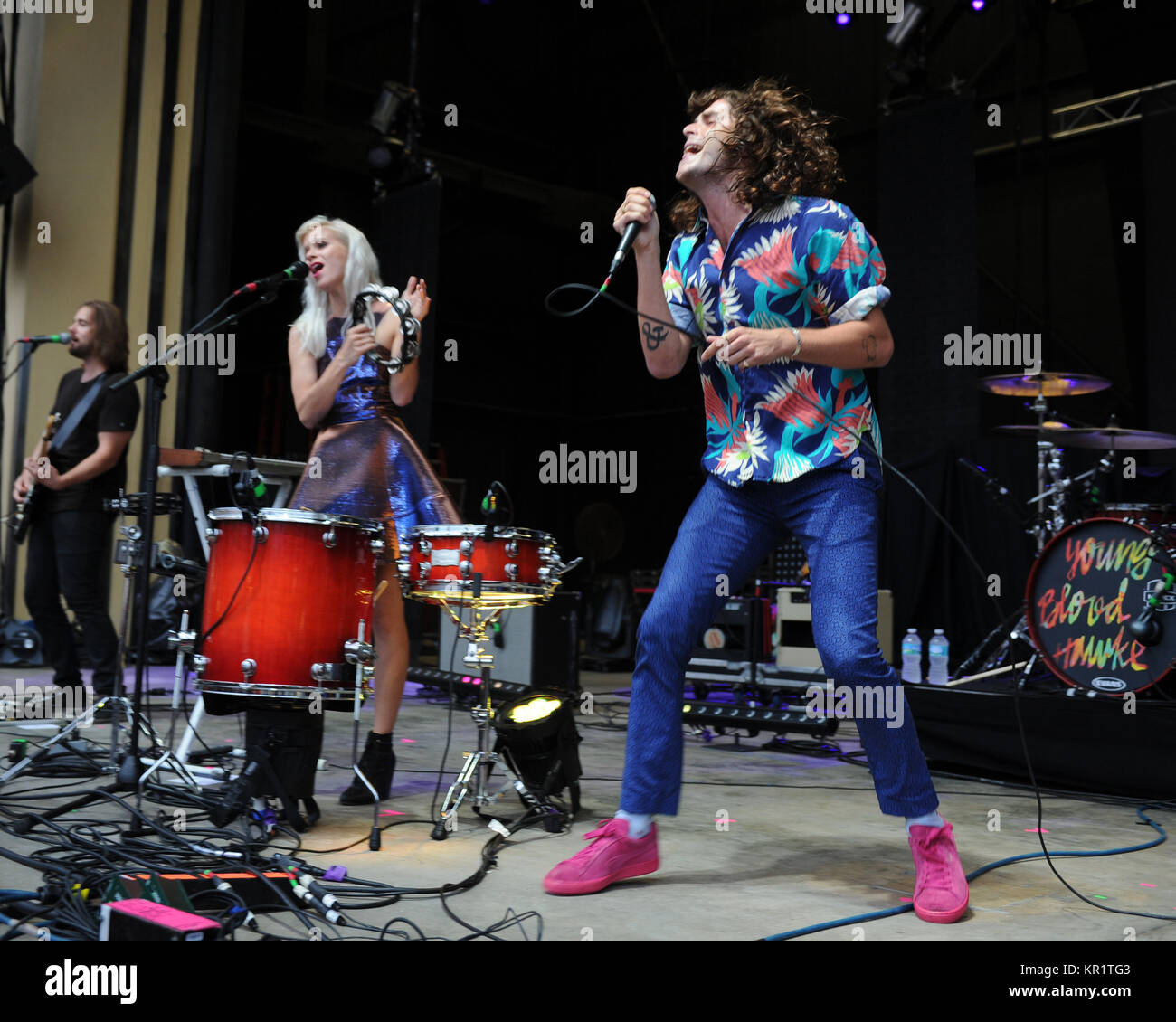 BOCA RATON - 15. August: Alice Katz und Sam Martin von Youngblood Hawke an der Mizner Park Amphitheater am 15 August, 2014 in West Palm Beach, Florida: Alice Katz, Sam Martin Stockfoto