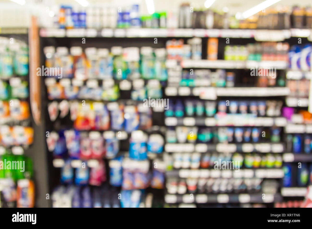 Abstract blur Viele Produkte im Supermarkt speichert. Stockfoto