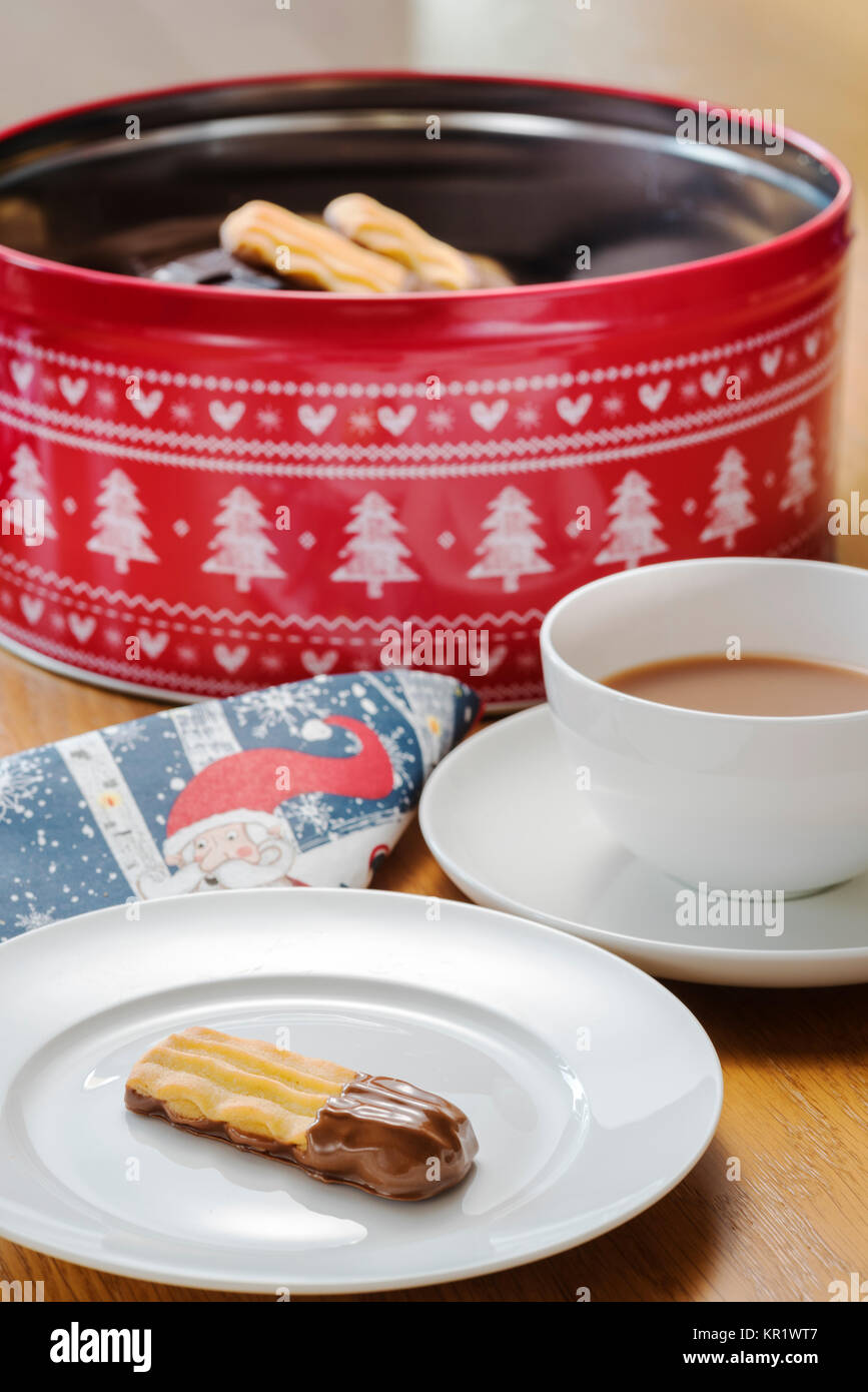Tasse Tee mit chocloate Kekse mit festlichen Serviette. Stockfoto