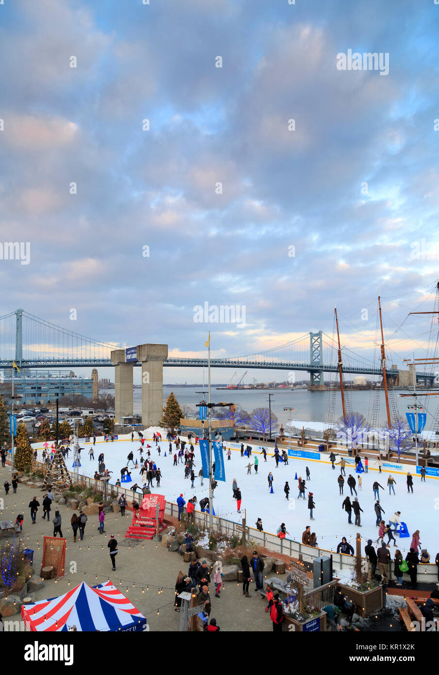 Schlittschuhläufer auf RiverRink an Winterfest an Penns Landing, Philadelphia, Pennsylvania, USA Stockfoto