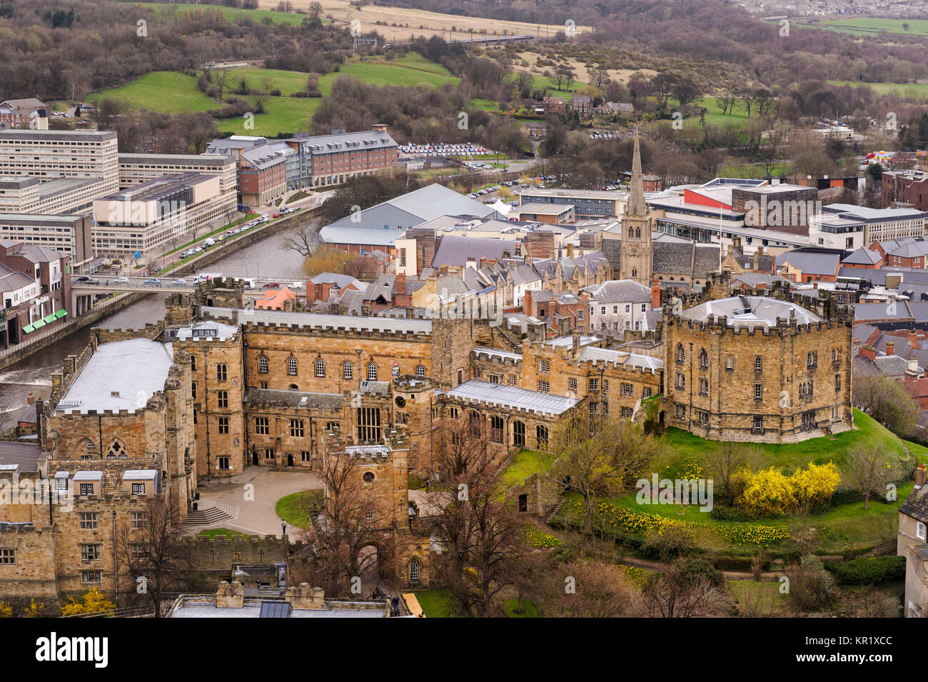 Durham Castle und Teil von Durham City vom Turm der Kathedrale von Durham. Stockfoto