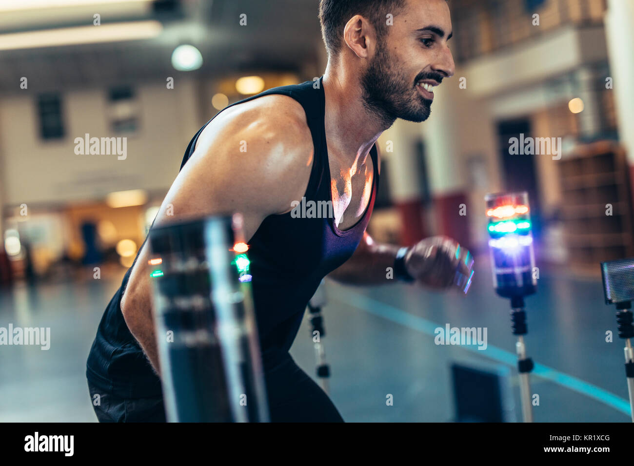 Koordination von Augen und Hand Training bei Sports Lab. Sportler mit einem visuellen Stimulus System zur Verbesserung der Reaktionszeit. Sportler am Sport Wissenschaft Stockfoto