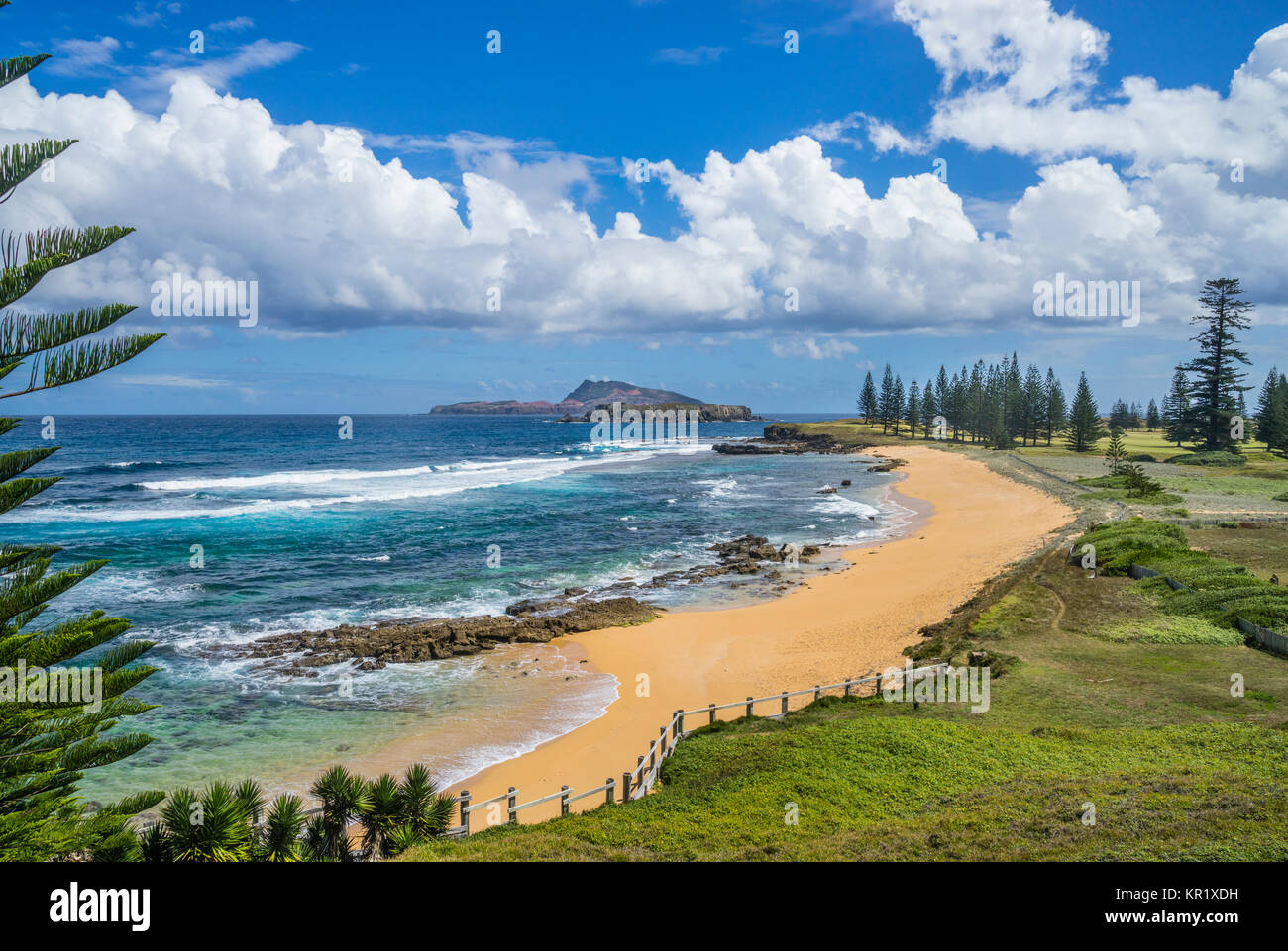Norfolk Island, Australische externe Gebiet, Friedhof Bucht mit Blick auf die Nepean und Phillip Inseln Stockfoto