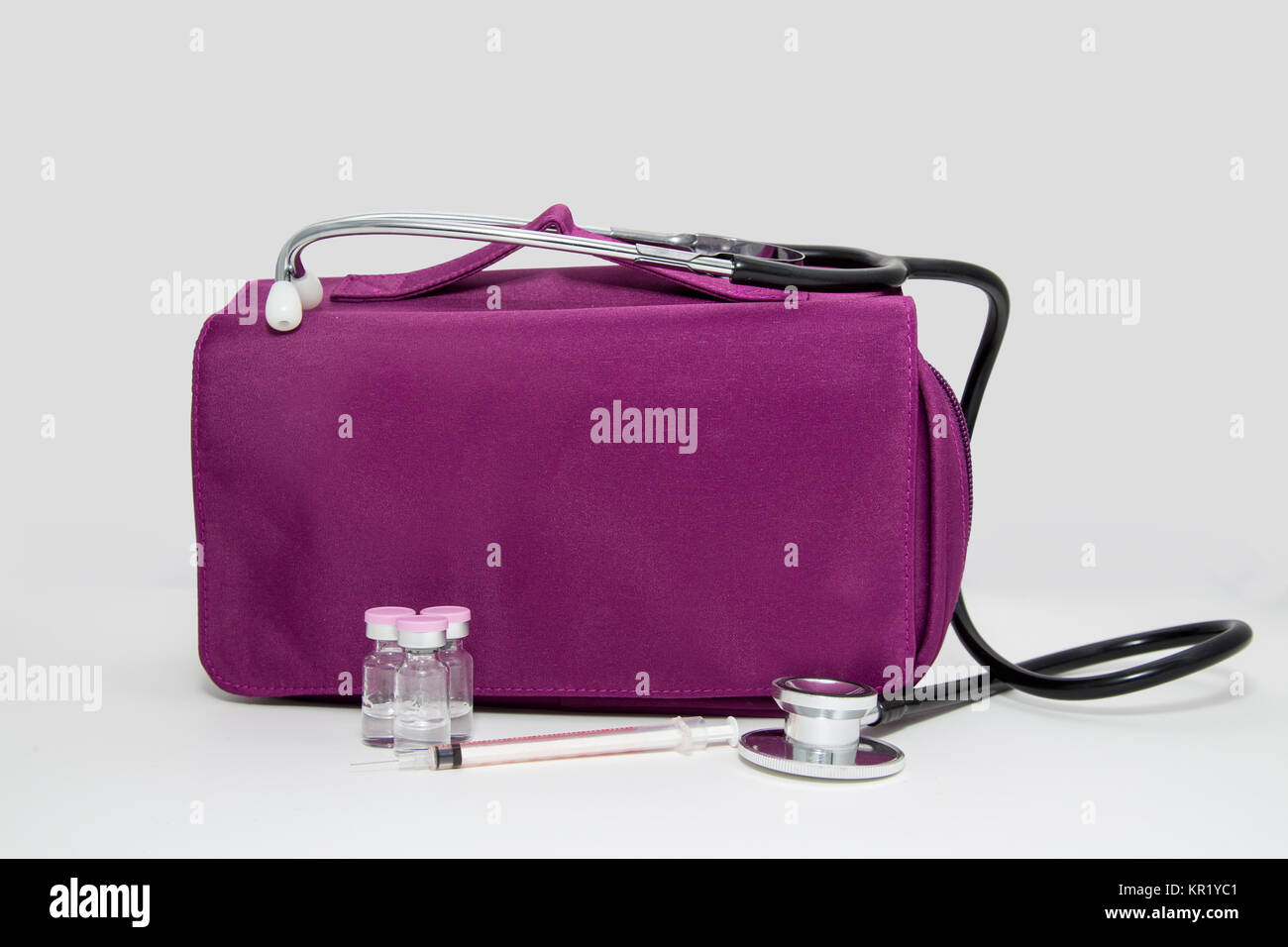 Medizinische Instrumente. Ein Stethoskop, Ampullen und eine Spritze auf grauem Hintergrund. Stockfoto