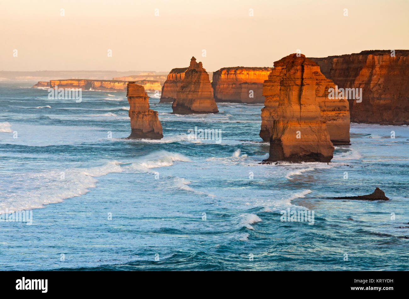 Sonnenaufgang über Zwölfer, der Apostel in Great Ocean Road, Victoria, Australien. Die Zwölf Apostel ist eine Sammlung von Kalkstein stapeln vor der Küste des P Stockfoto