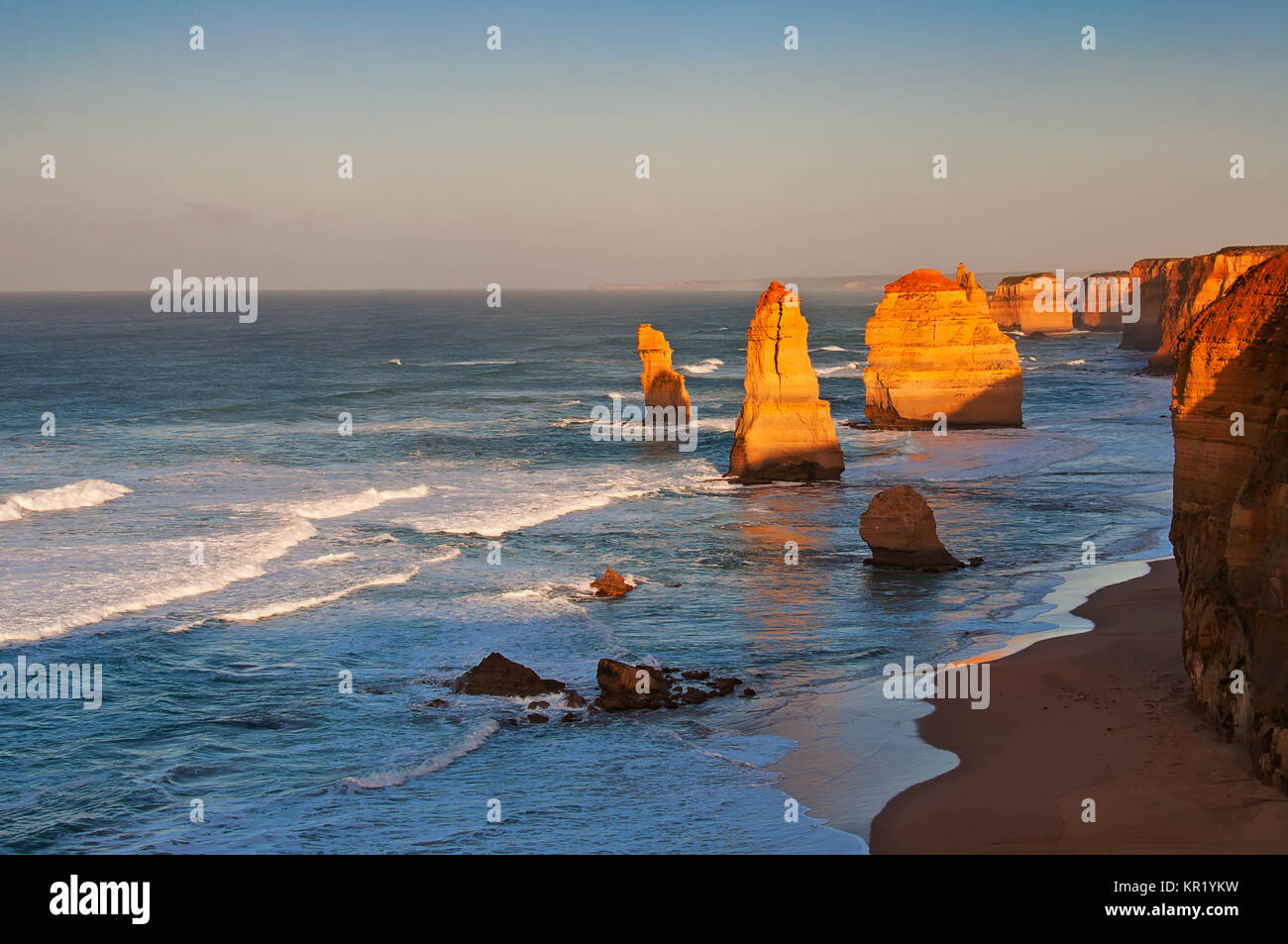 Sonnenaufgang über Zwölfer, der Apostel in Great Ocean Road, Victoria, Australien. Die Zwölf Apostel ist eine Sammlung von Kalkstein stapeln vor der Küste des P Stockfoto