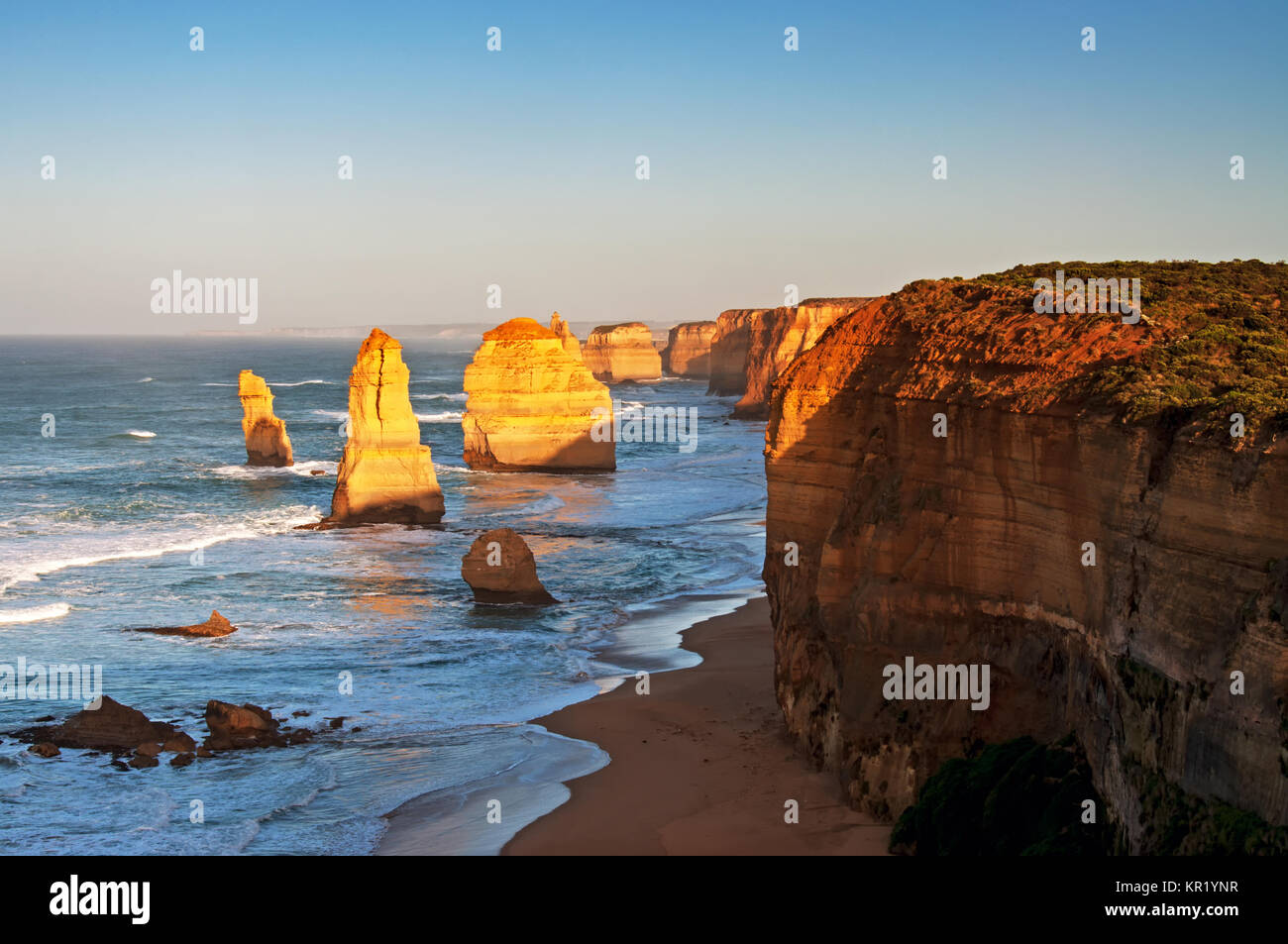 Sonnenaufgang über Zwölfer, der Apostel in Great Ocean Road, Victoria, Australien. Die Zwölf Apostel ist eine Sammlung von Kalkstein stapeln vor der Küste des P Stockfoto