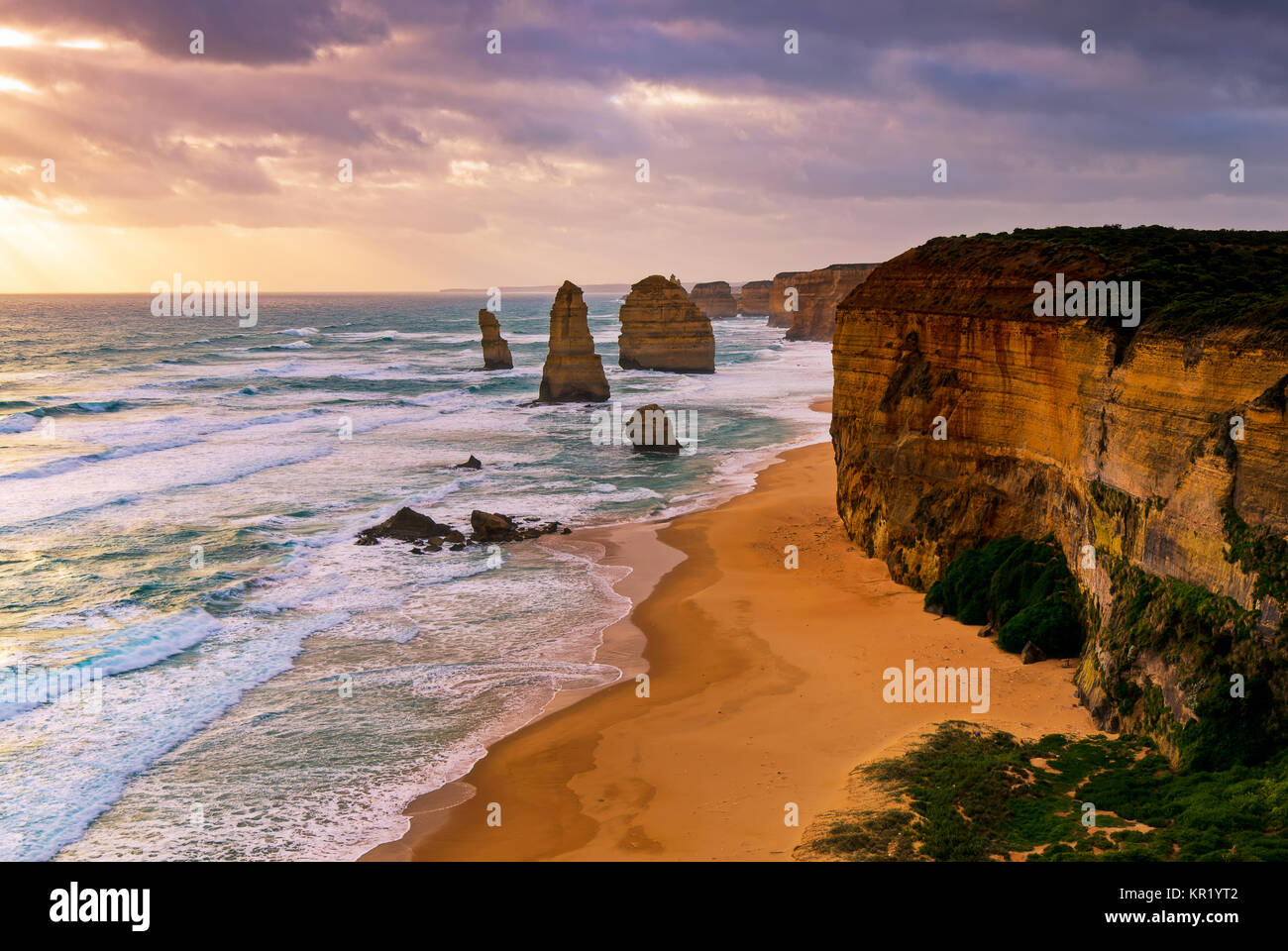 Sonnenuntergang über Zwölfer, der Apostel in Great Ocean Road, Victoria, Australien. Die Zwölf Apostel ist eine Sammlung von Kalkstein Stapel weg vom Ufer des Po Stockfoto