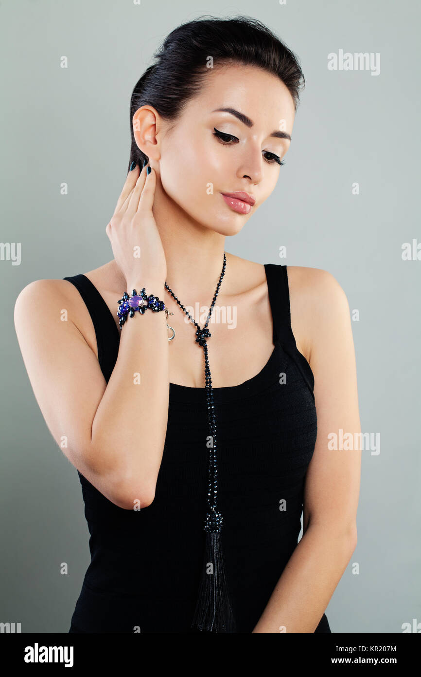 Fashion Model Frau mit Make-up und Schmuck. Mädchen mit schwarzen Kleid Stockfoto