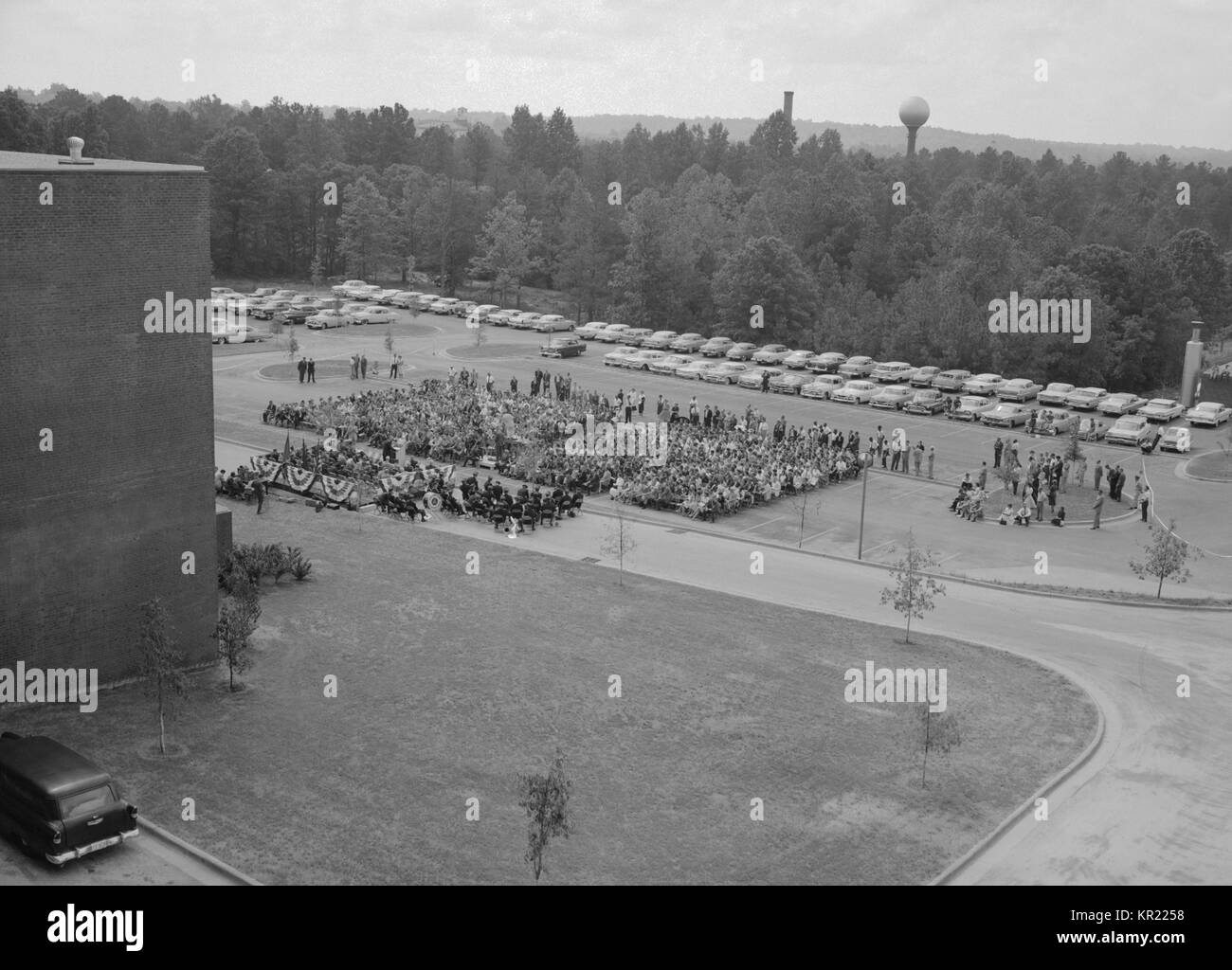 Die CDC 1960 Einweihung mit dem Publikum hinter Gebäude, 1960 sitzt. 1. CDC Einweihung von Rampe Bereich angezeigt. Die Zeremonie markiert den neuen Speicherort der CDC in Clifton Road in Atlanta, Georgia. Mit freundlicher CDC. Stockfoto