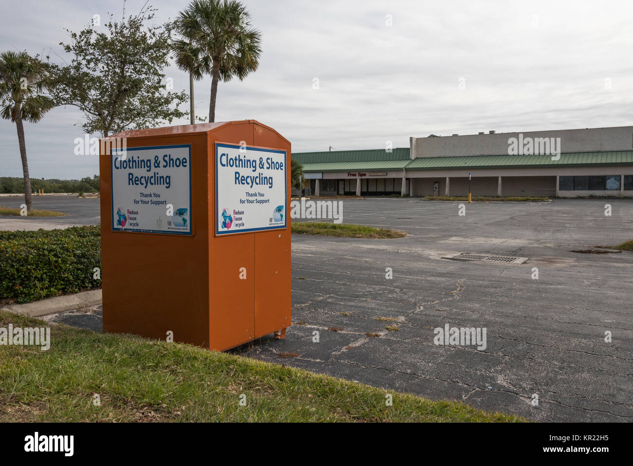 Bekleidung & Schuhe Recycling Container in Volusia County, Florida, USA Stockfoto