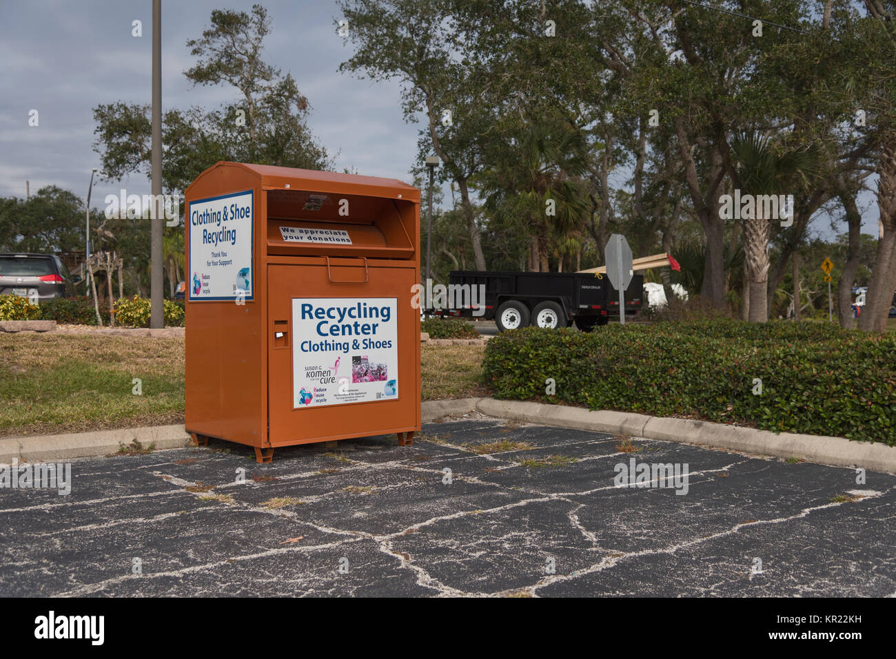 Bekleidung & Schuhe Recycling Container in Volusia County, Florida, USA Stockfoto