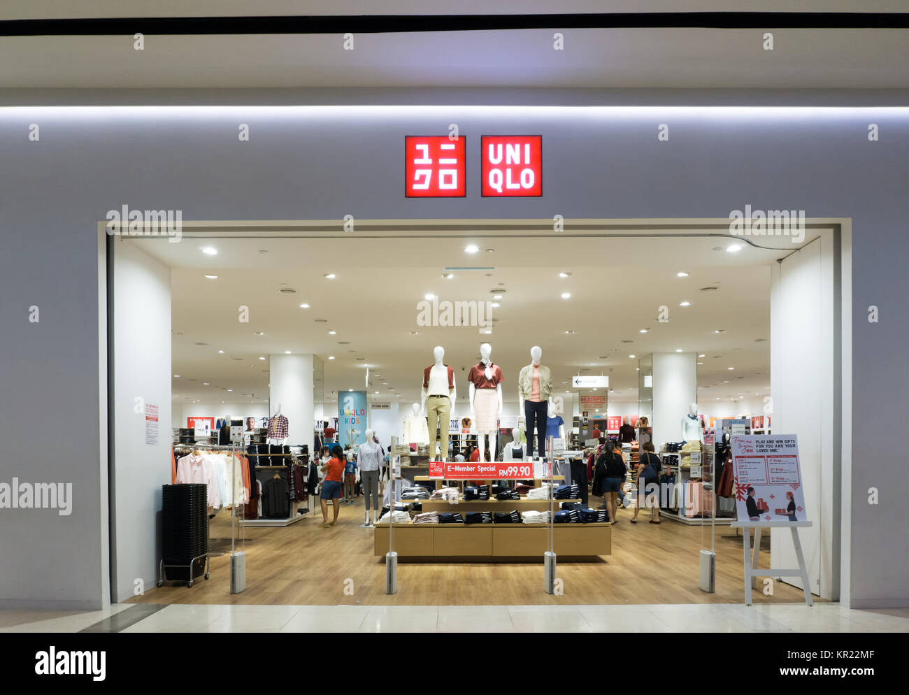 Kota Kinabalu, Malaysia - Dezember 14, 2017: Uniqlo store in Imago Shopping Mall. Uniqlo Co., Ltd. ist ein japanisches Casual Wear Designer, Hersteller und Stockfoto