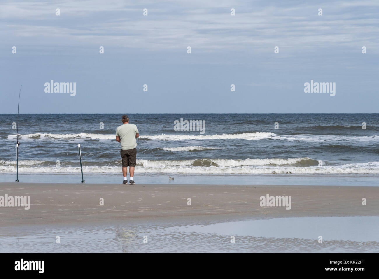 Mann angeln auf einem Florida Ocean Beach Shoreline United States Stockfoto