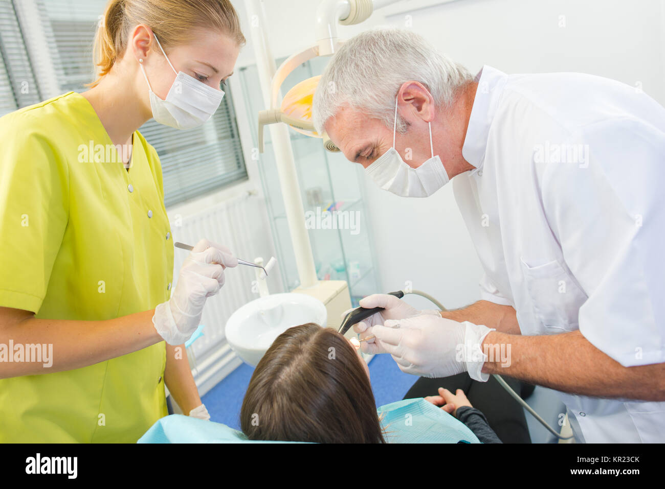 Beschäftigt Zahnarzt mit einem Patienten Stockfoto