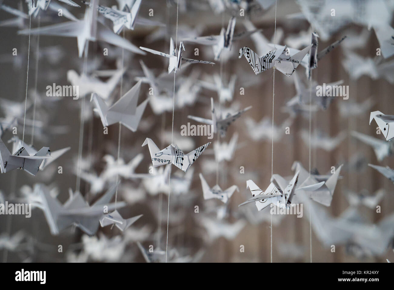 Weiß Origami Kraniche Papier Closeup Schwarm Makro Foto