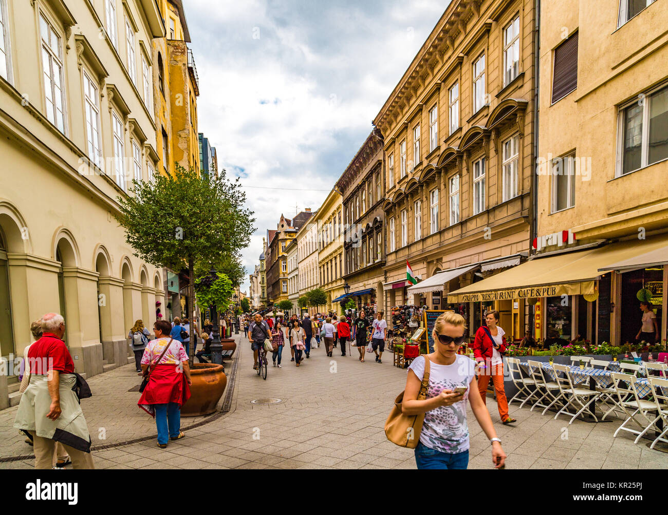 BUDAPEST, Ungarn - 16. SEPTEMBER 2014: Touristen, Einkaufen in der Vaci Utca und anderen beliebten Straßen des historischen Zentrums. Jedes Jahr wird die Anzahl der Stockfoto