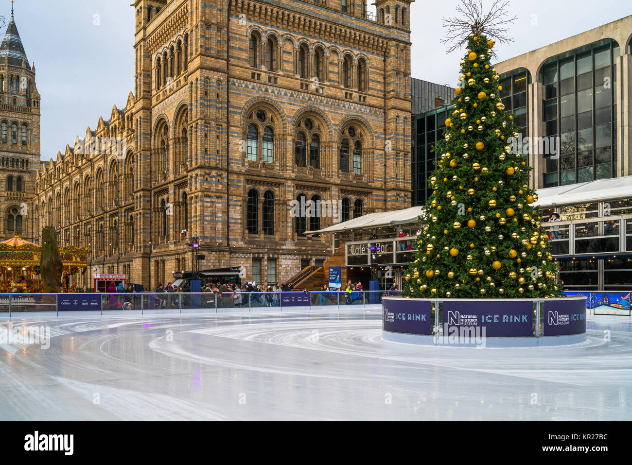 LONDON, Großbritannien - 16 Dezember, 2017: Eisbahn und Weihnachtsbaum im National History Museum, eines der bekanntesten und meistbesuchten Touristenattraktionen in Lond Stockfoto