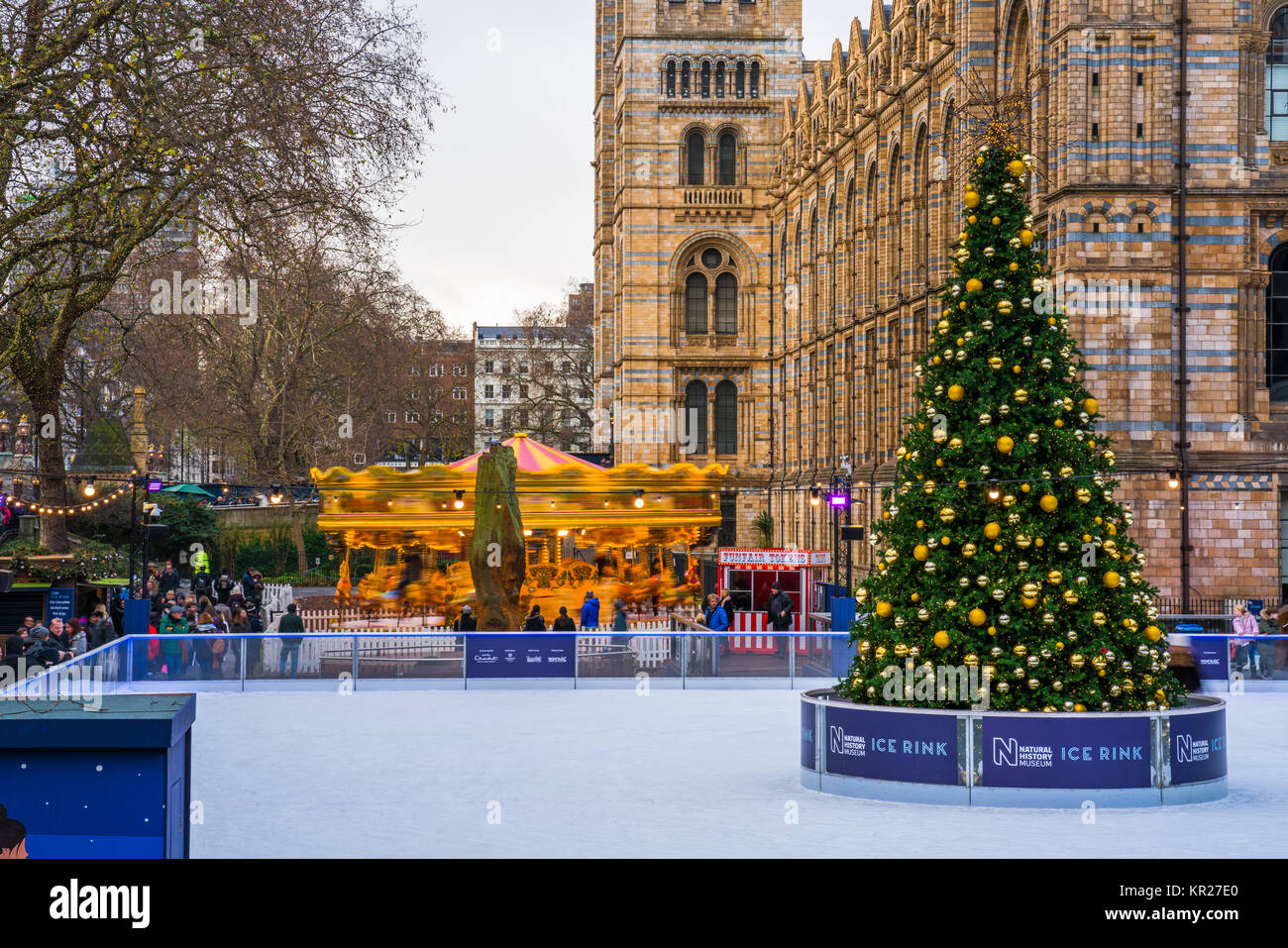 LONDON, Großbritannien - 16 Dezember, 2017: Eisbahn und Weihnachtsbaum im National History Museum, eines der bekanntesten und meistbesuchten Touristenattraktionen in Lond Stockfoto
