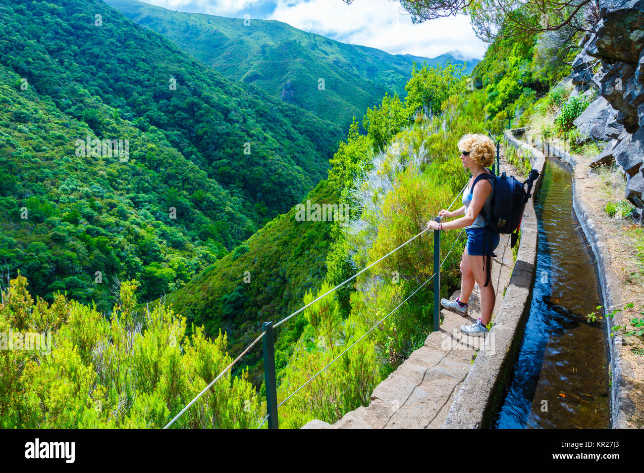 Wandern im wald -Fotos und -Bildmaterial in hoher Auflösung – Alamy