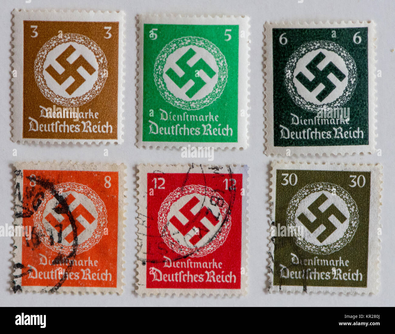 Deutsche Briefmarken mit Swastika Zeichen Stockfoto