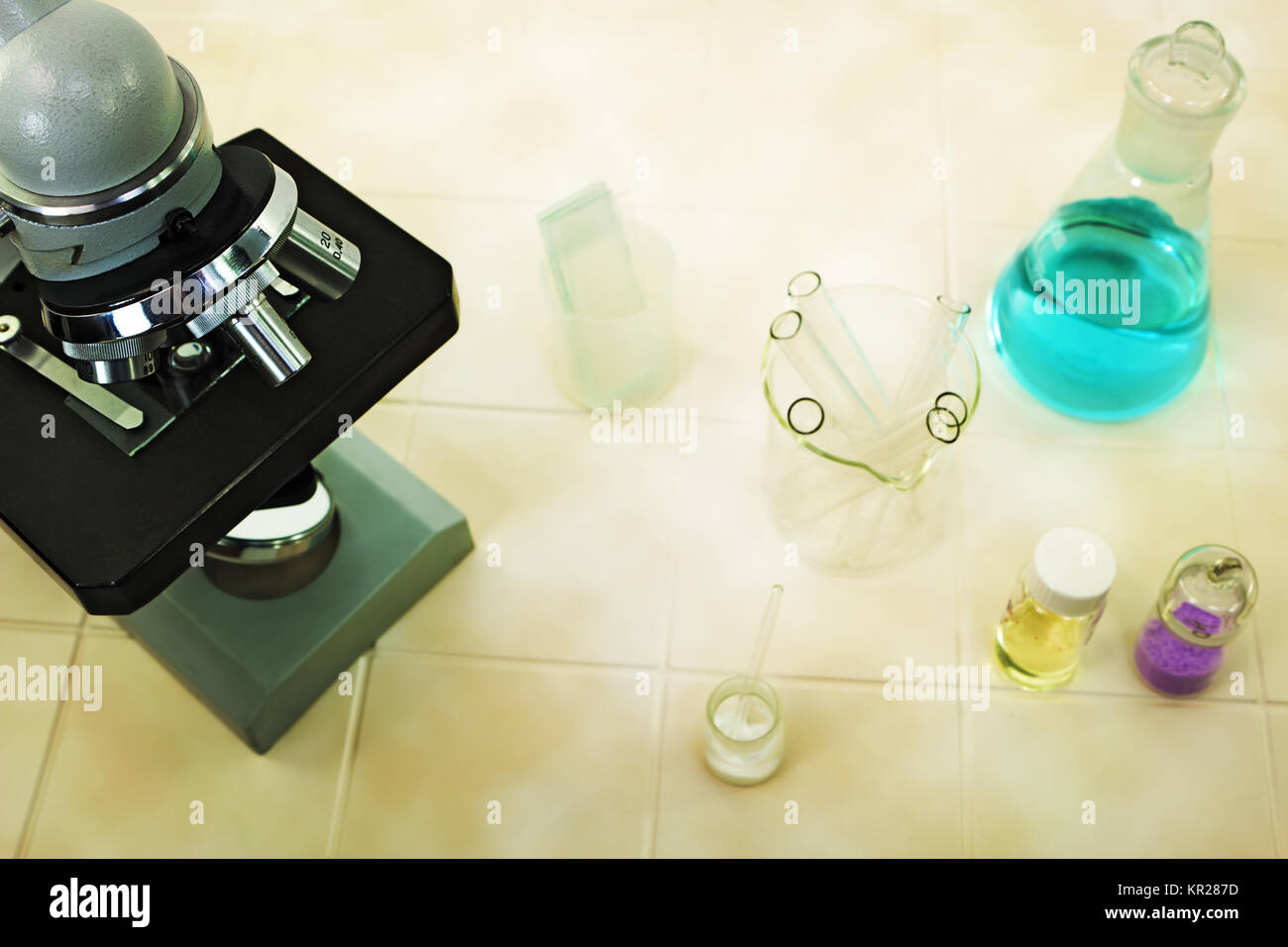 Ein Mikroskop und verschiedenen Chemikalien im Labor. Konzentrieren Sie sich auf das Mikroskop Stockfoto