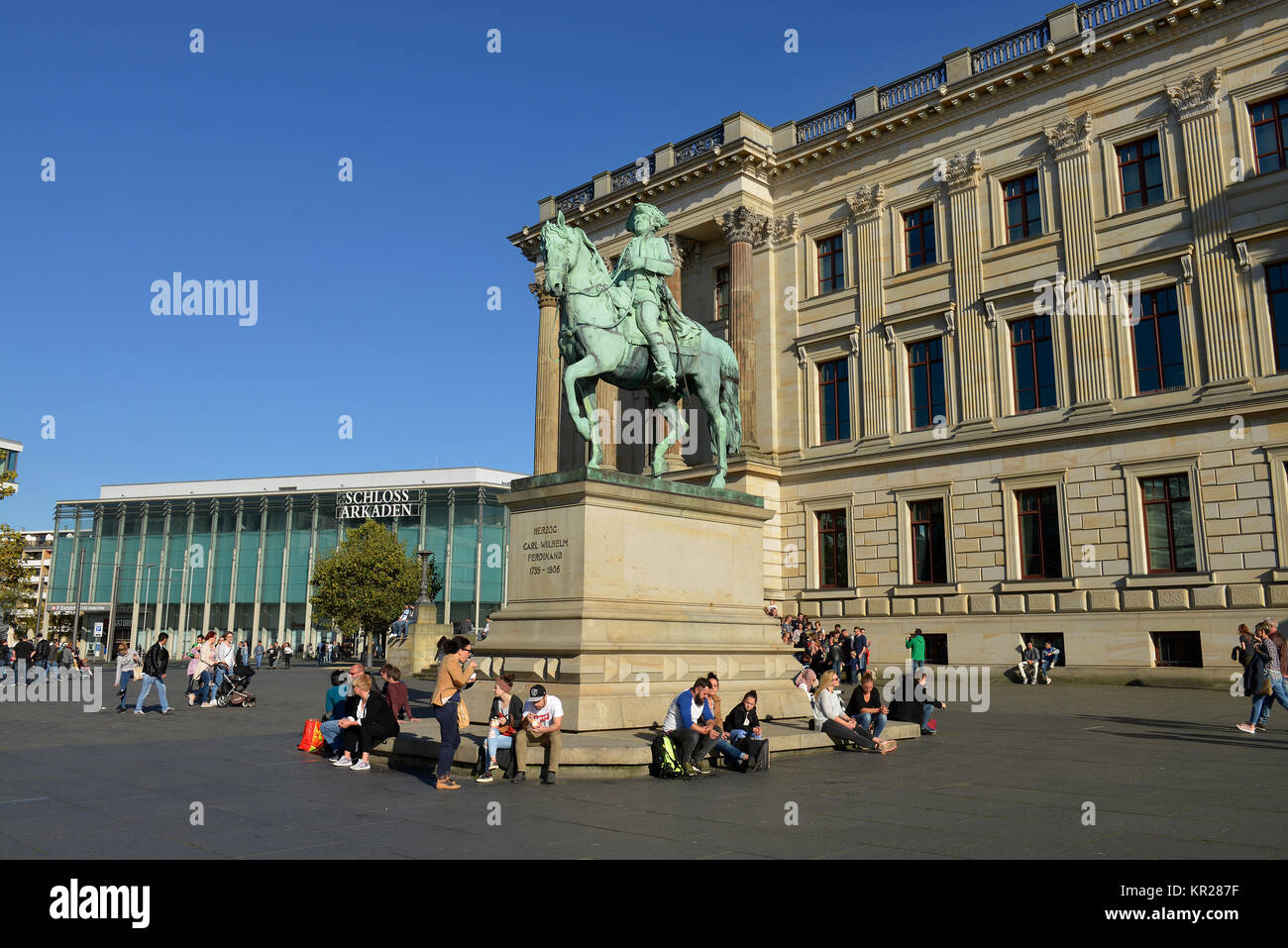 Reiterstandbild Herzog Karl Wilhelm Ferdinand, Residenz Schloss, Schlossplatz, Braunschweig, Niedersachsen, Deutschland, Reiterstandbild Herzog Karl Wilhel Stockfoto