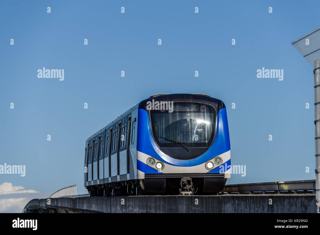 Moderne Blue Train Schlitten auf der Himmel Hintergrund, Ansicht von unten Stockfoto