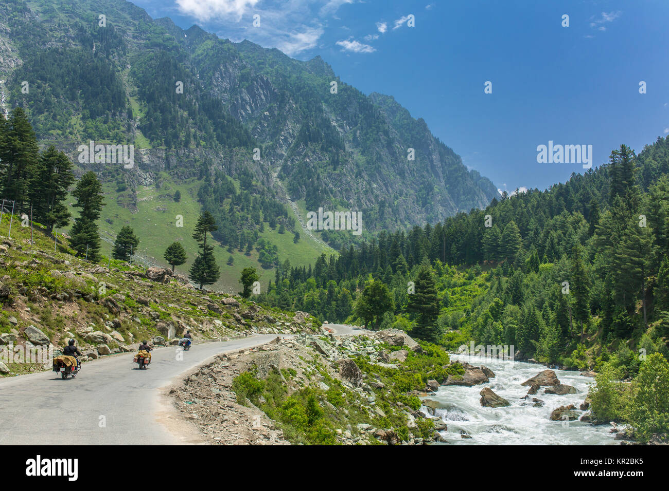 Touristen Motorradfahren im Himalaya-gebirge auf Srinagar - Kargil Straße im Staat Jammu und Kaschmir, Indien. Stockfoto
