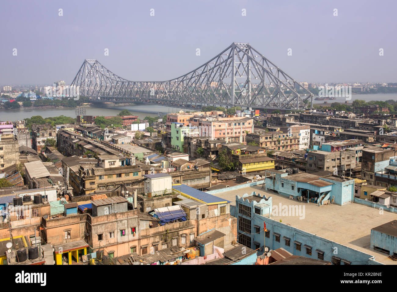 Howrah Bridge - Die historische Brücke über den Fluss Hooghly während des Tages in Kalkutta, Indien. Top Foto anzeigen Stockfoto