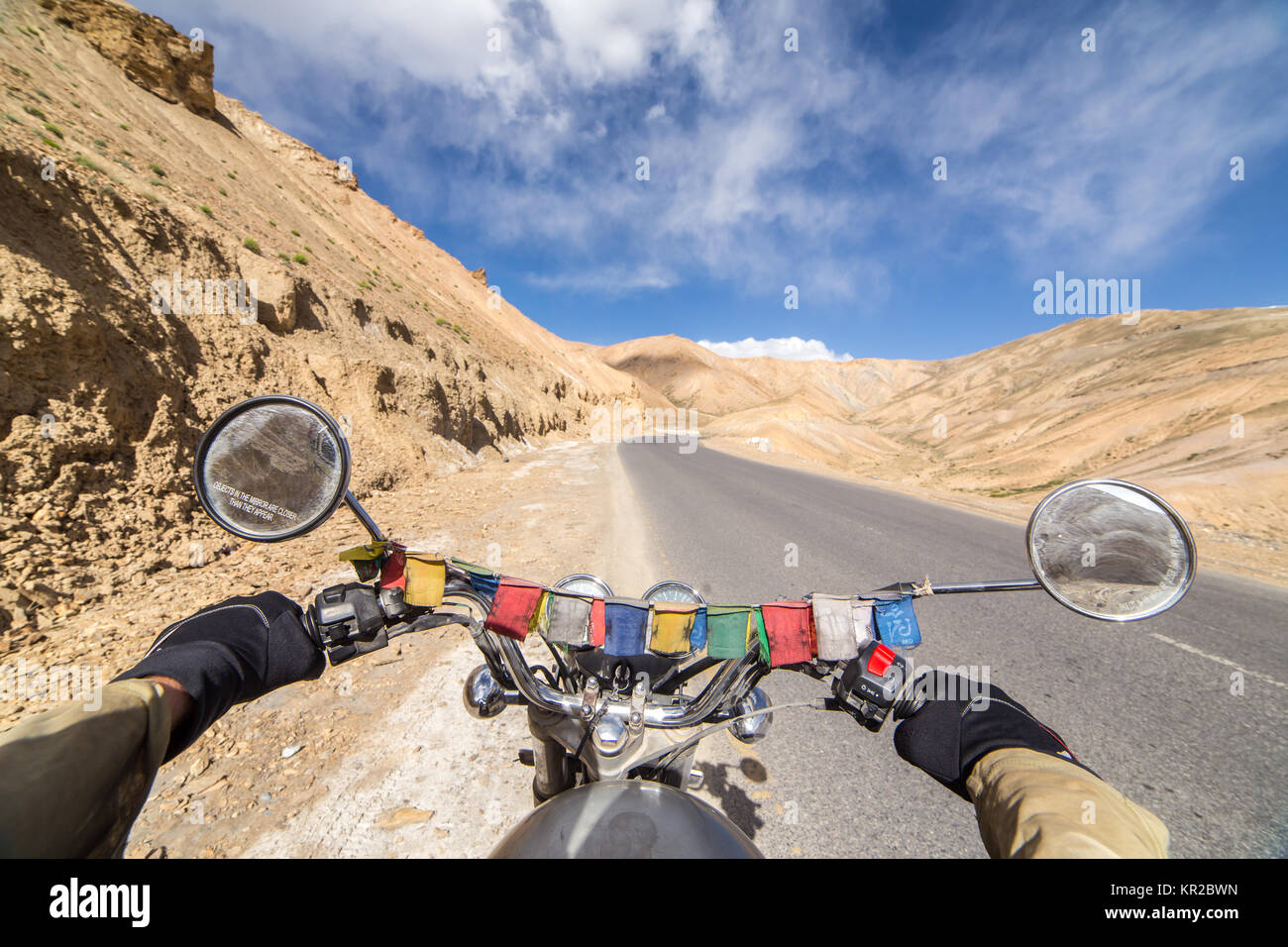 Motorradfahren Srinagar Leh Highway, eine Höhenlage Straße, die große Himalayan Range, Ladakh, Indien fährt. Mans Hände auf der Spitze des Roy Stockfoto