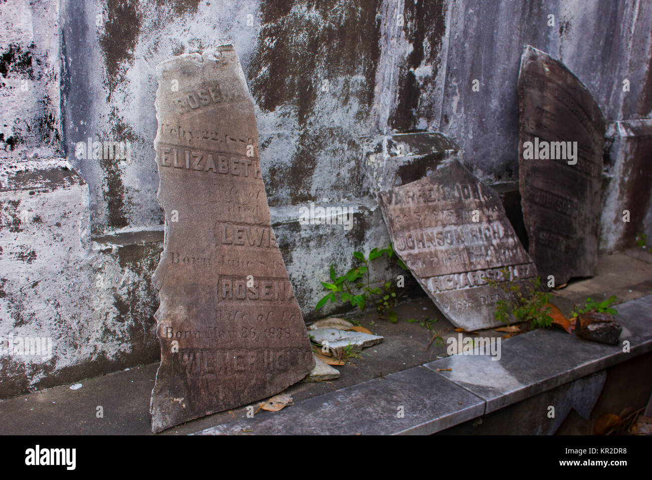 Alten Grabstein Fragmente in Lafayette Cemetery, New Orleans, LA. Stockfoto