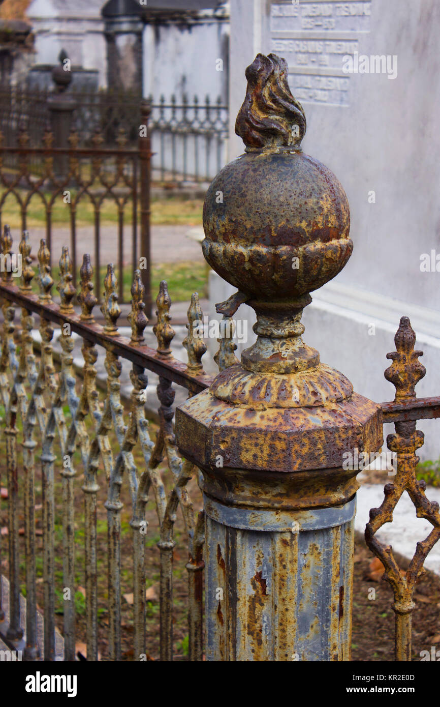 Gusseisen zaun Detail in einem New Orleans Friedhof. Stockfoto