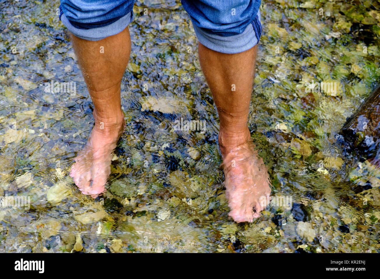 Kneipp Mann, barfuß im Wasser Kneipp Kur im Schmelzerbach, Inzell, Chiemgau, Oberbayern, Bayern, Deutschland Stockfoto