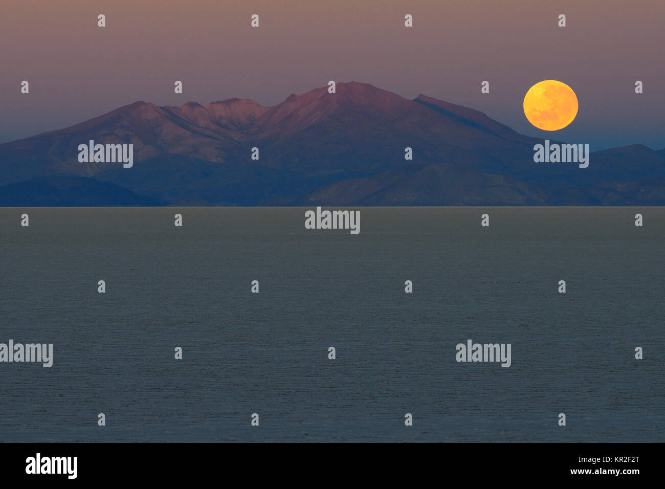 Vollmond Einstellung in der Morgendämmerung, Salar de Uyuni, Uyuni, Potosi, Bolivien Stockfoto