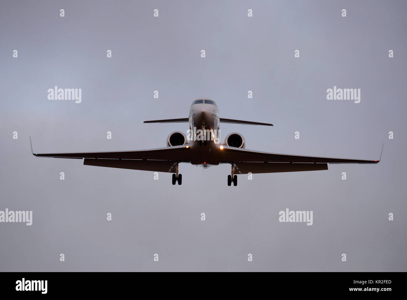 Gulfstream V GV Flugzeug Landung am Flughafen London Stansted bei Dämmerung Stockfoto