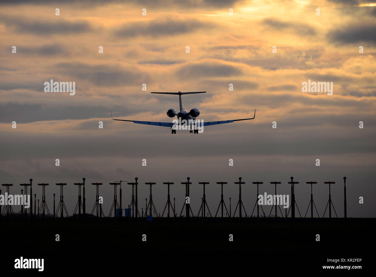 Gulfstream V GV Flugzeug Landung am Flughafen London Stansted bei Dämmerung Stockfoto