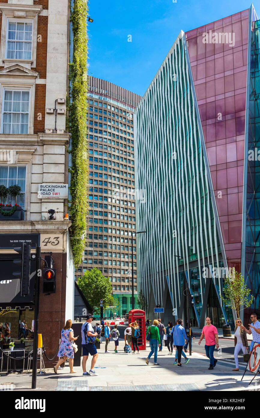 Farbenfrohe, moderne Gebäude aus Glas (Nova, London, UK) Stockfoto