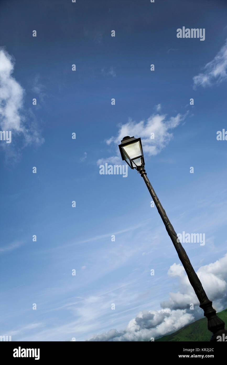 Straßenlaterne und Wolken Stockfoto