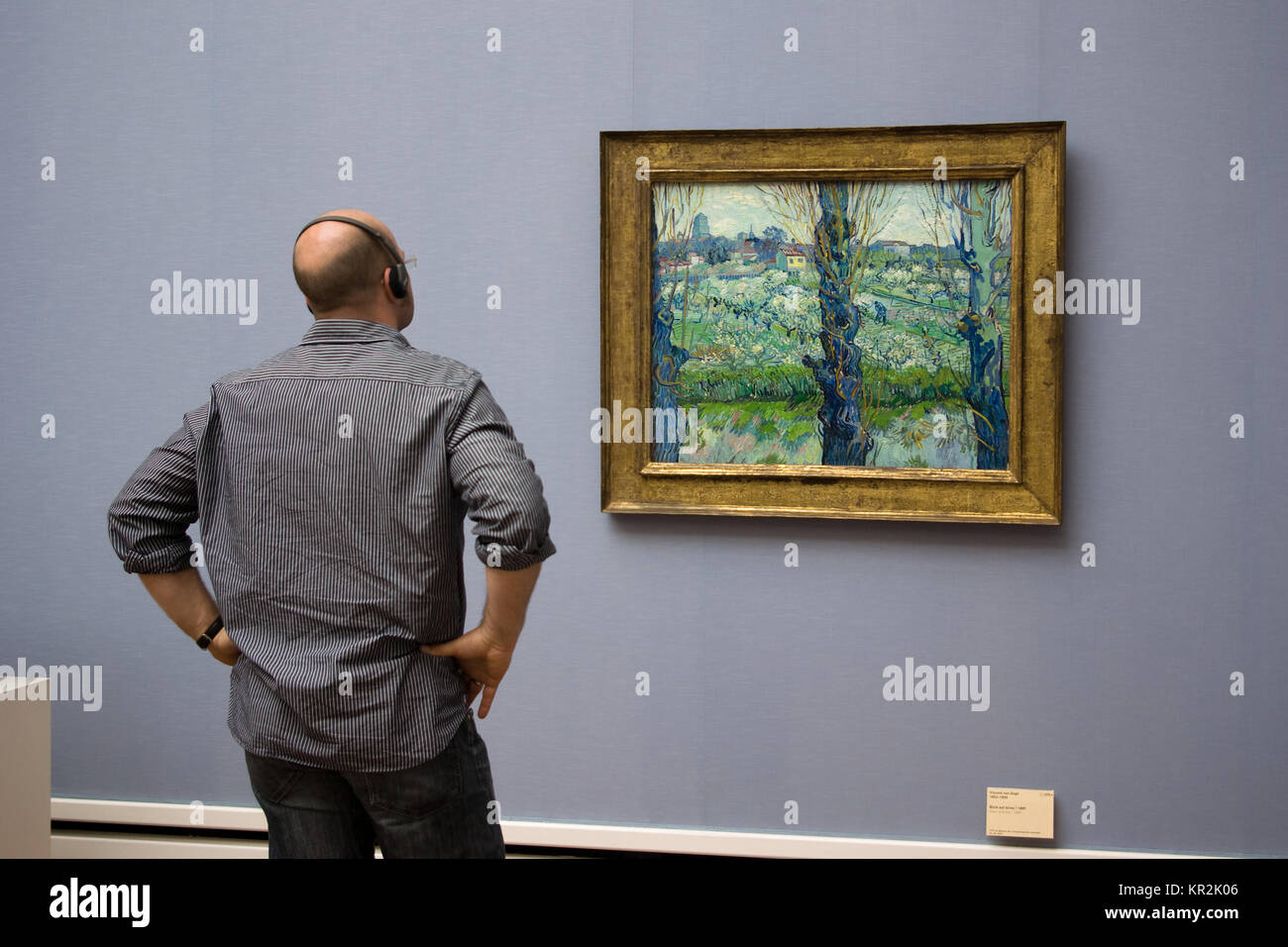 München, Deutschland - 28. MAI 2010: der Mann, der ein Bild von Vincent van Gogh in der Neuen Pinakothek, Museum Europäische Kunst des 18. und 19. Jahrhundert Stockfoto
