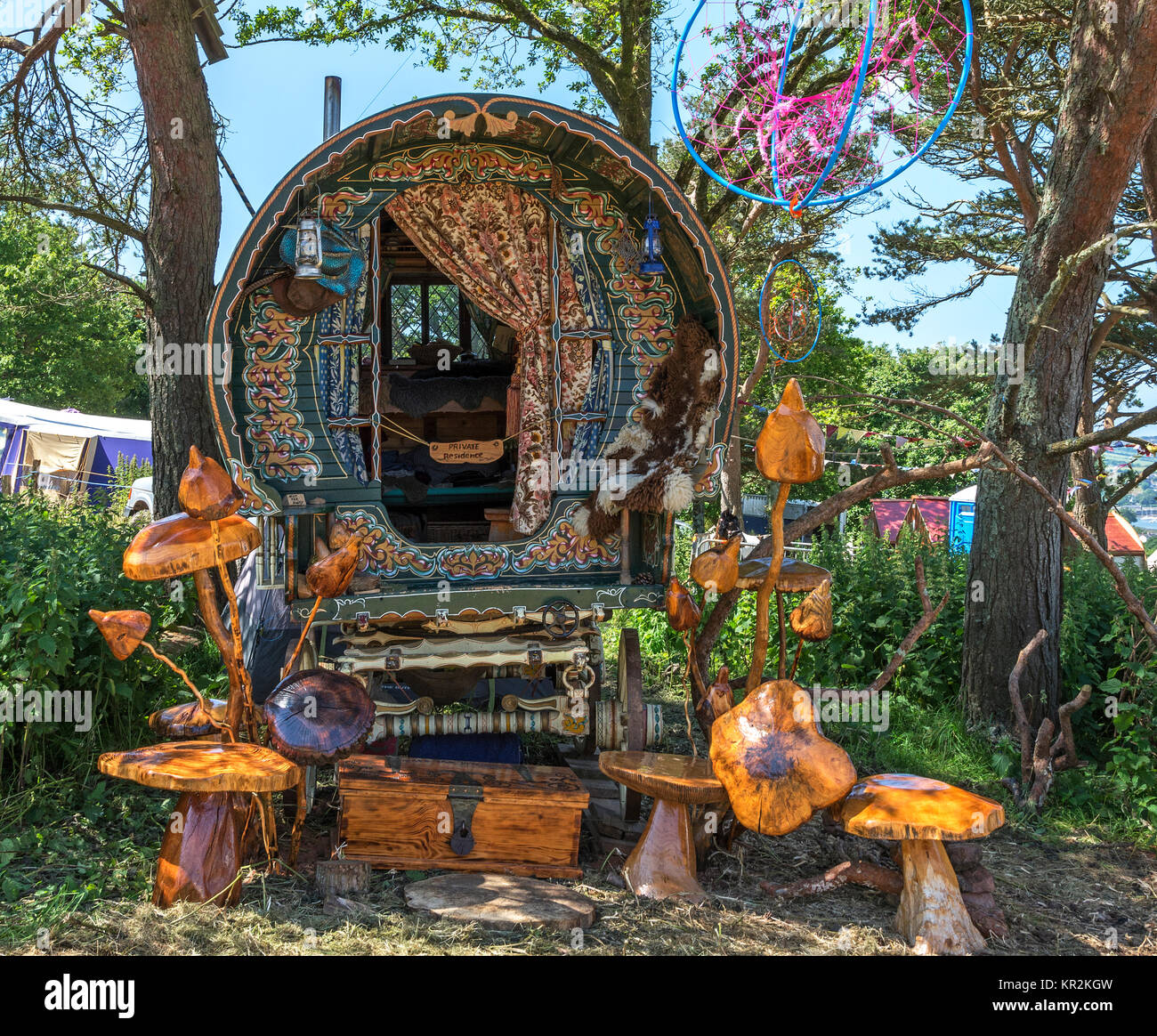 Gypsy Caravan mit Pilzen und fliegenpilz Holzschnitzereien zum Verkauf. Stockfoto