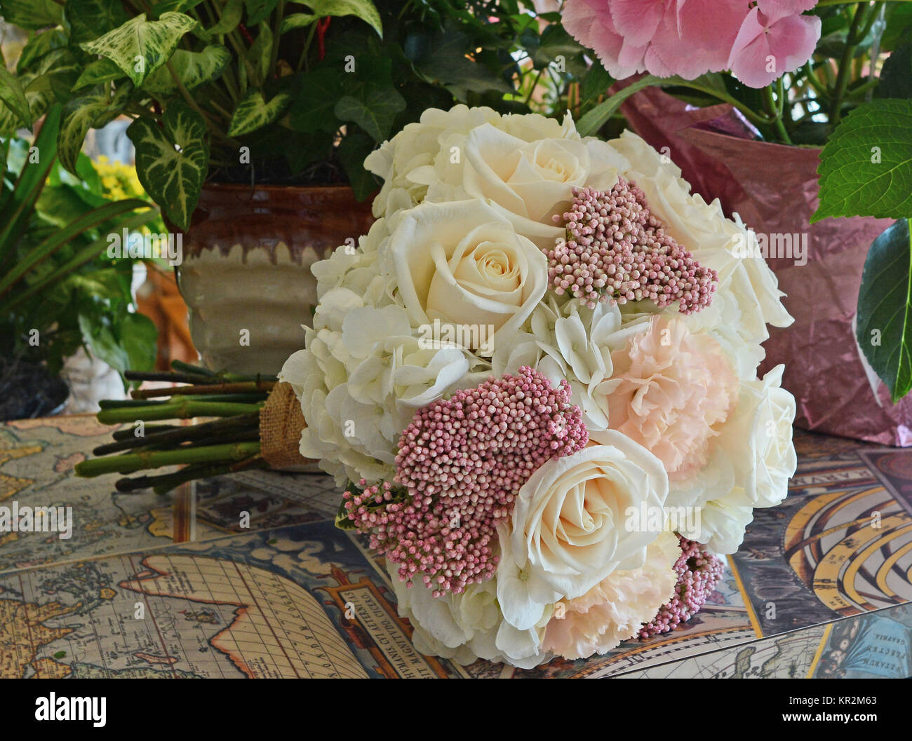 Foto von einem sanften Pastelltönen nosegay Brautstrauß mit weißen Rosen,  Hortensien, Erröten, Nelken und rosa Reis Blumen. Schön für einen Garten  Hochzeit! Stockfotografie - Alamy